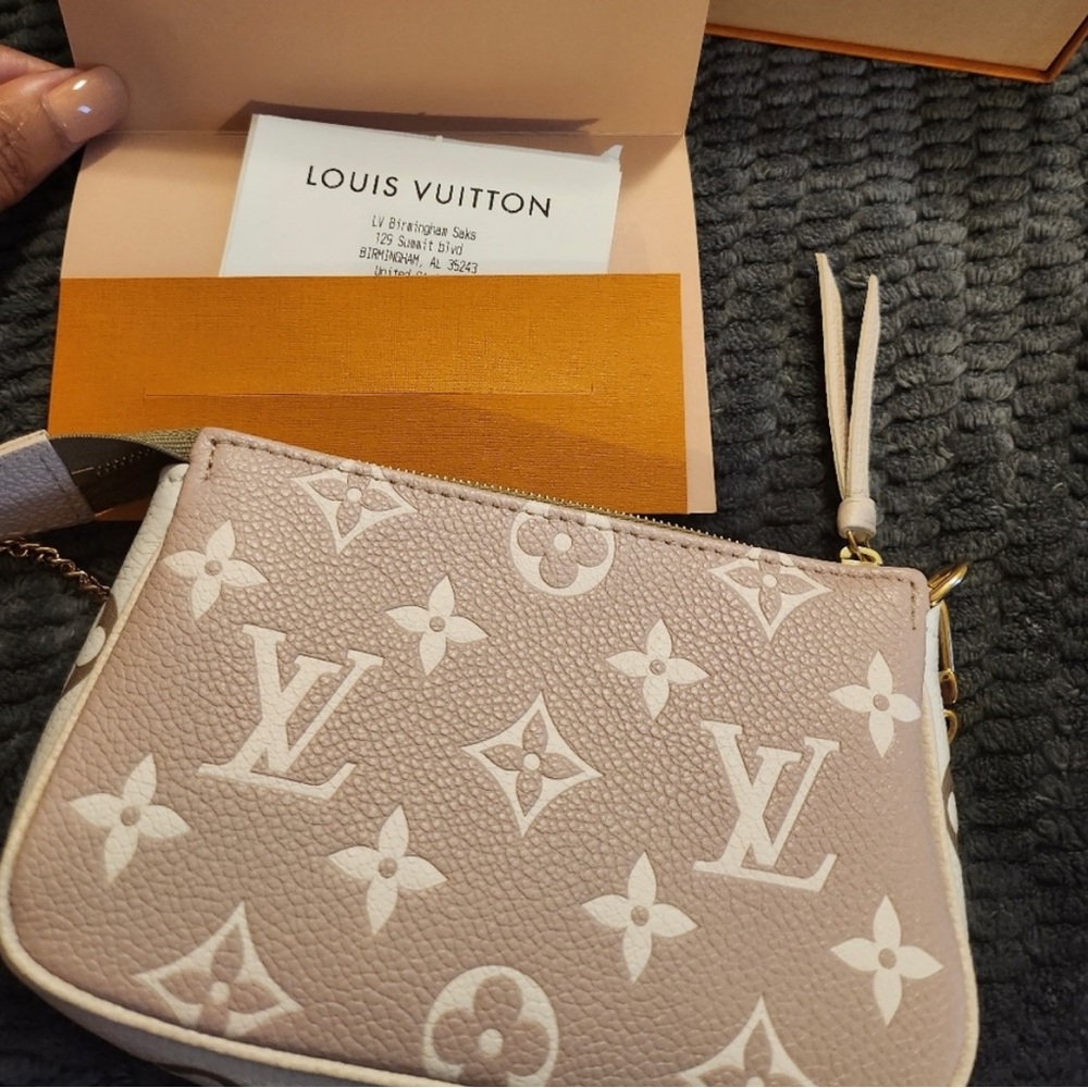 Louis Vuitton Mini Pochette Accessoires
Khaki Green/Beige/Cream